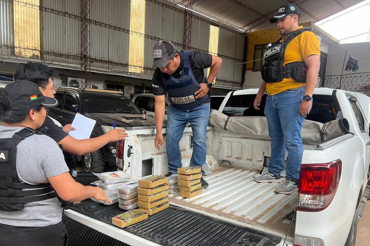 FELCN secuestra una camioneta e incauta 179,6 kilos de droga en Santa Cruz