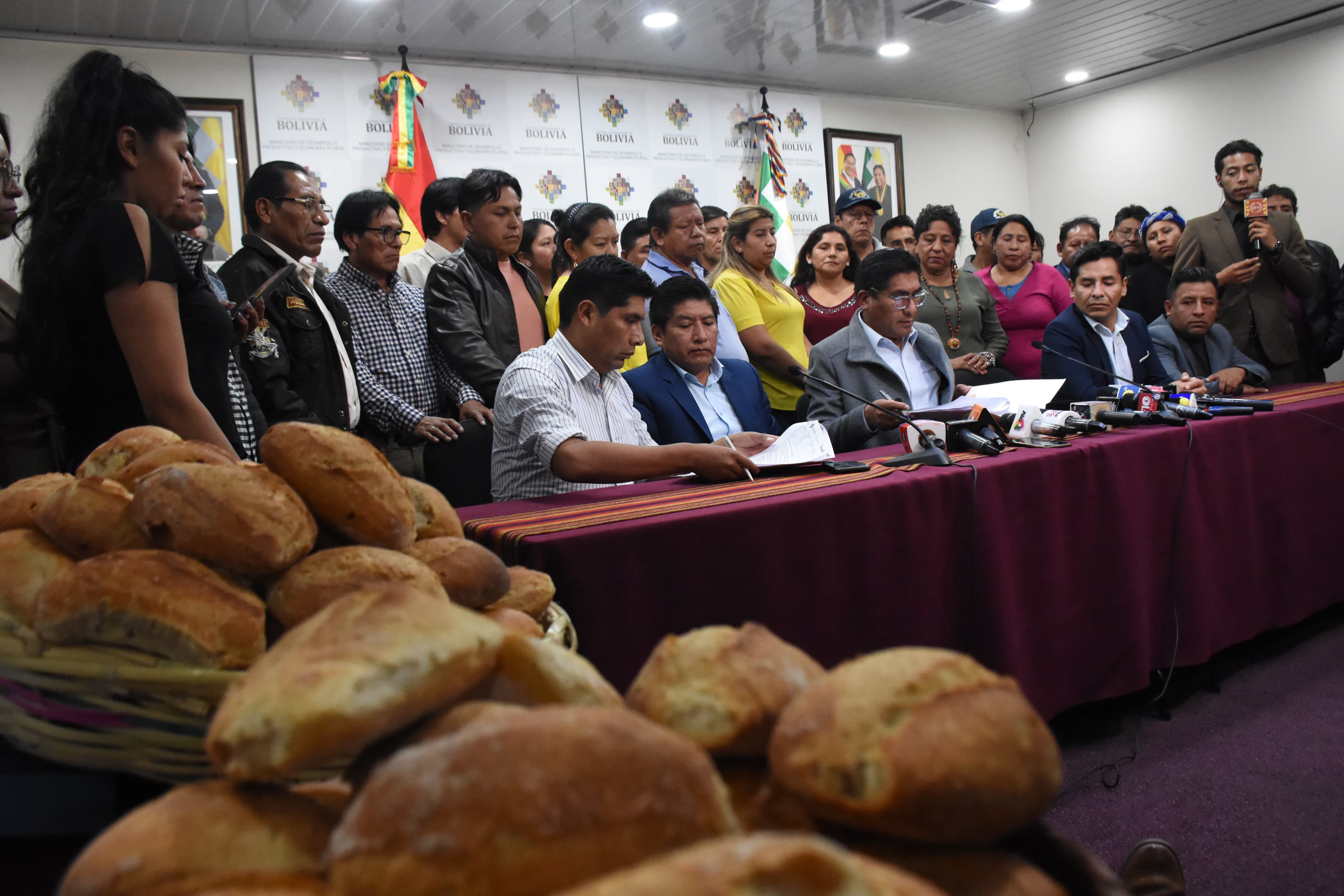 Gobierno logra acuerdo con panificadores y el precio del pan se congela en Bs 0,50