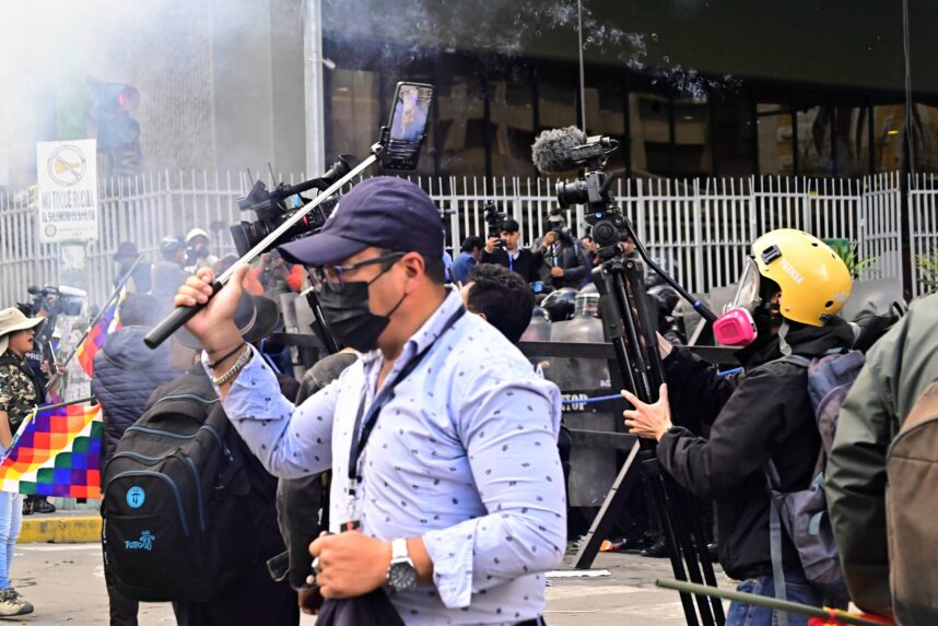 Asociación de Periodistas repudia violencia de evistas contra trabajadores de la prensa