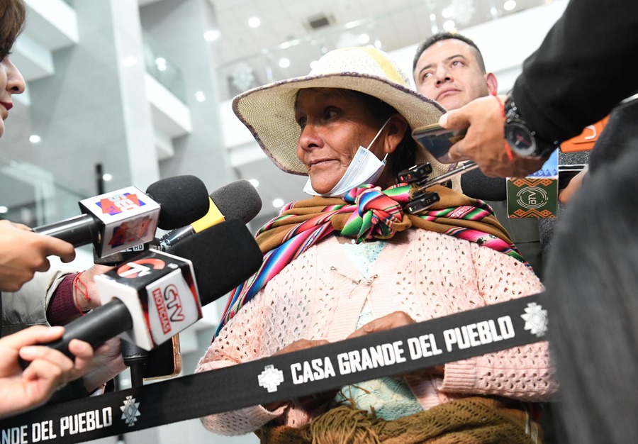 Reciben en la Casa Grande del Pueblo a mujer que fue agredida por recoger tunas