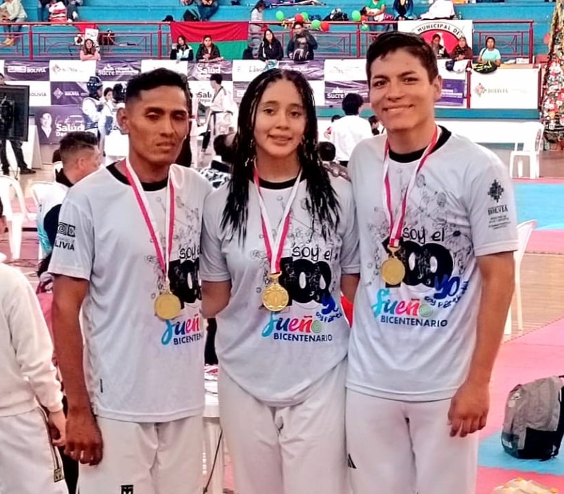Tres atletas del "Sueño Bicentenario” brillan con medallas de oro en campeonato de Taekwondo en Sucre