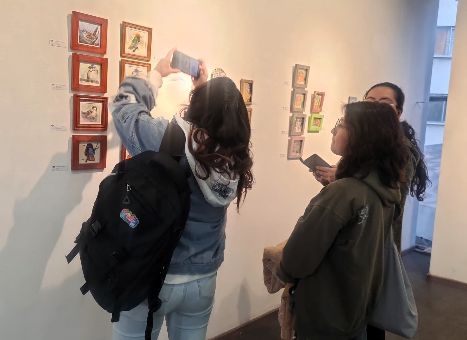 Al menos 1.000 obras de pintura y escultura de miniatura estarán expuestas en la “ X Alasita de mil colores”