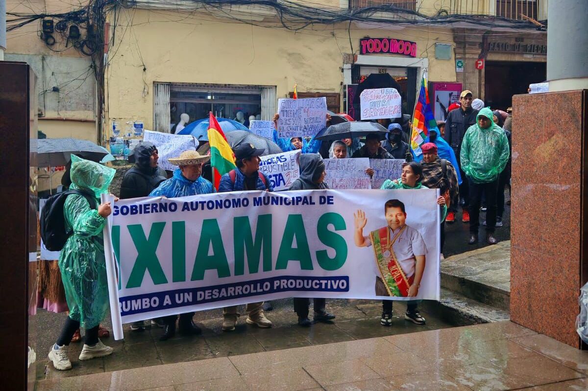 Vecinos del municipio de Ixiamas, en puertas del TDJ de La Paz. Captura: RRSS