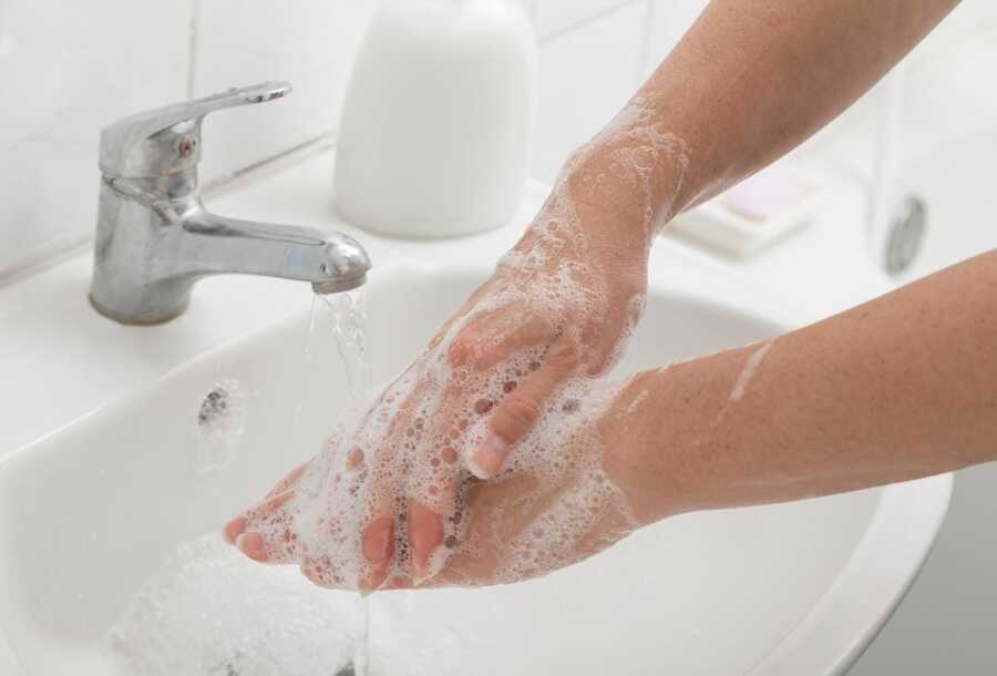 Instan al lavado frecuente de manos y vacuna contra la influenza para el retorno a clases