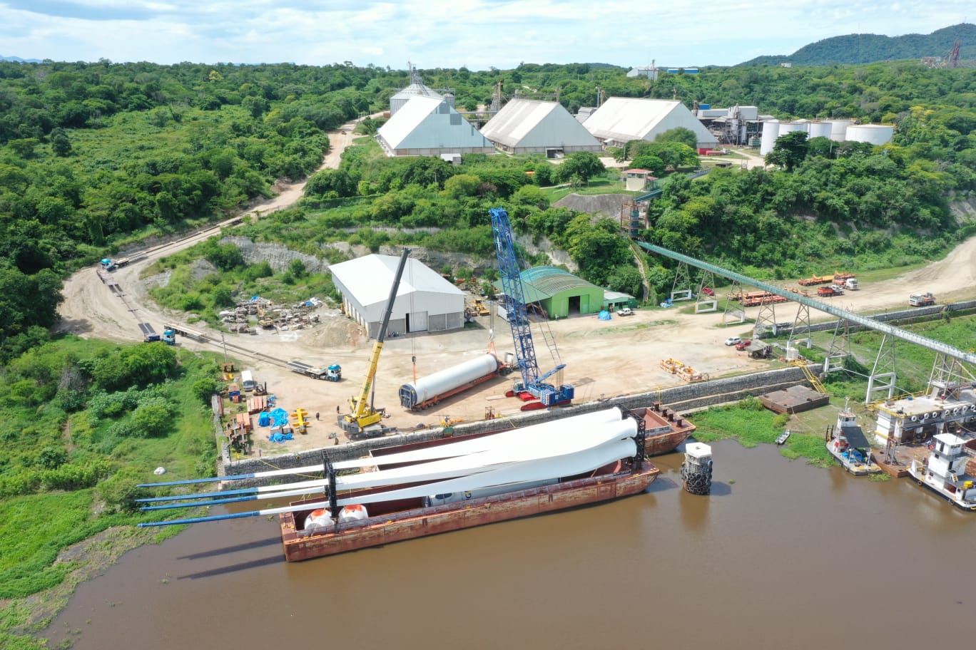 En el puerto Jennefer descargan 10 torres de más de 7.000 toneladas para el Parque Eólico Warnes II