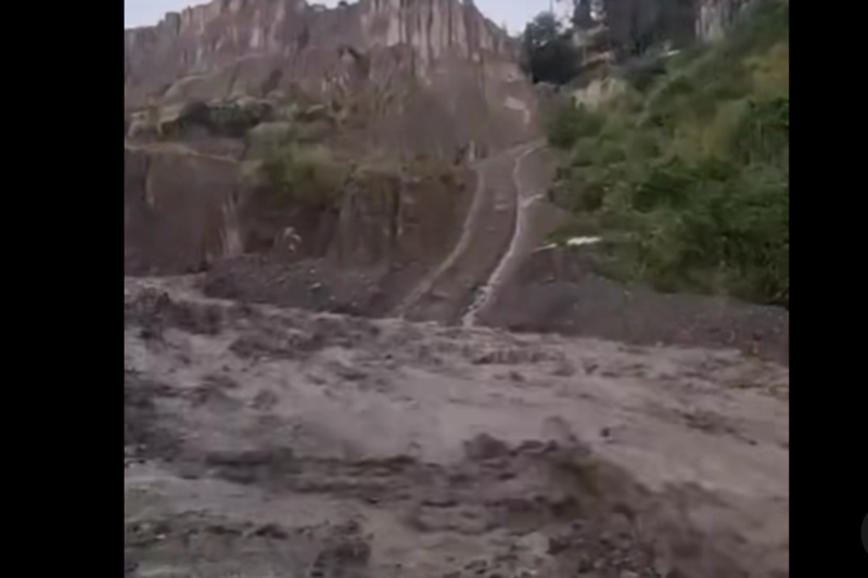Lluvias incrementan caudal del río Pasajahuira en Bajo Llojeta, cierran la avenida Costanera de manera momentánea
