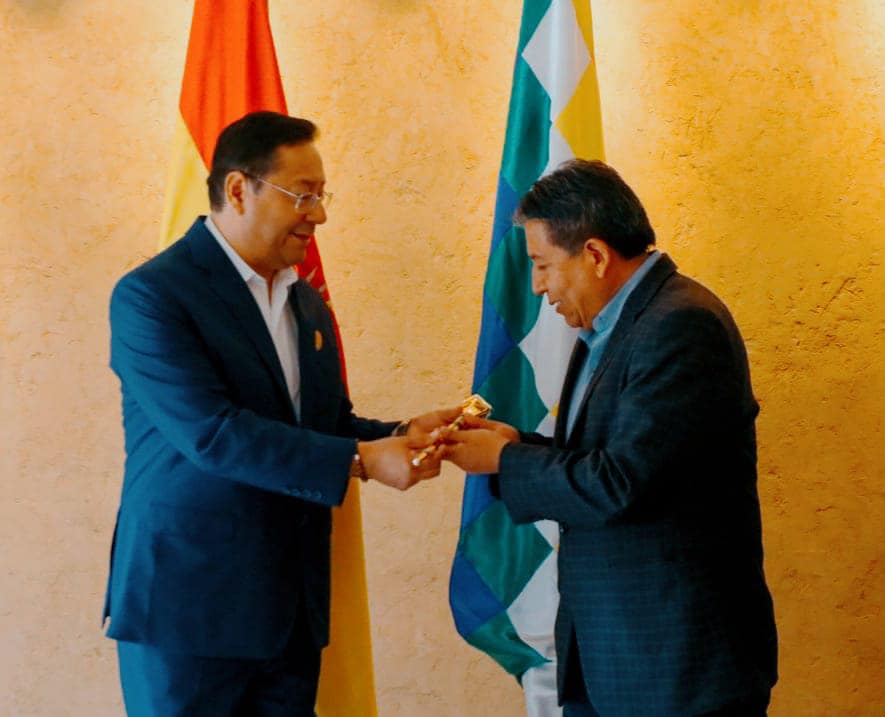 Arce entrega el Bastón de Mando a Choquehuanca y viaja a Uruguay para participar de la posesión del nuevo presidente Yamandú Orsi