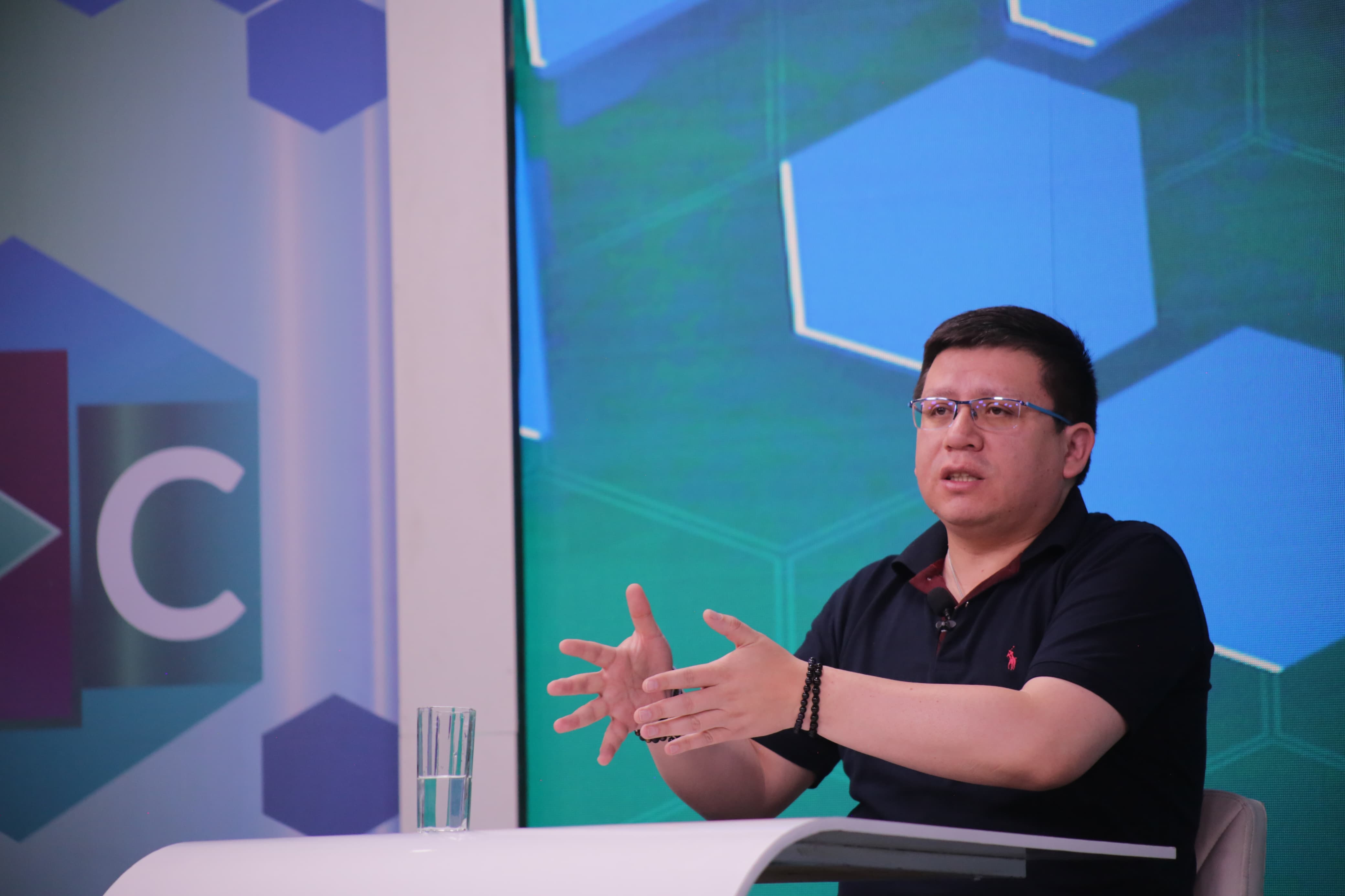 Ministro destaca acceso a 800 millones de euros de la UE y afirma que no tuvo efecto reporte de calificadora