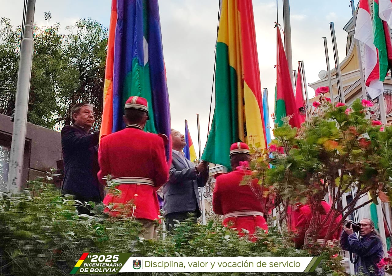 Presidente Arce inicia febrero con la iza de los símbolos patrios en plaza Murillo