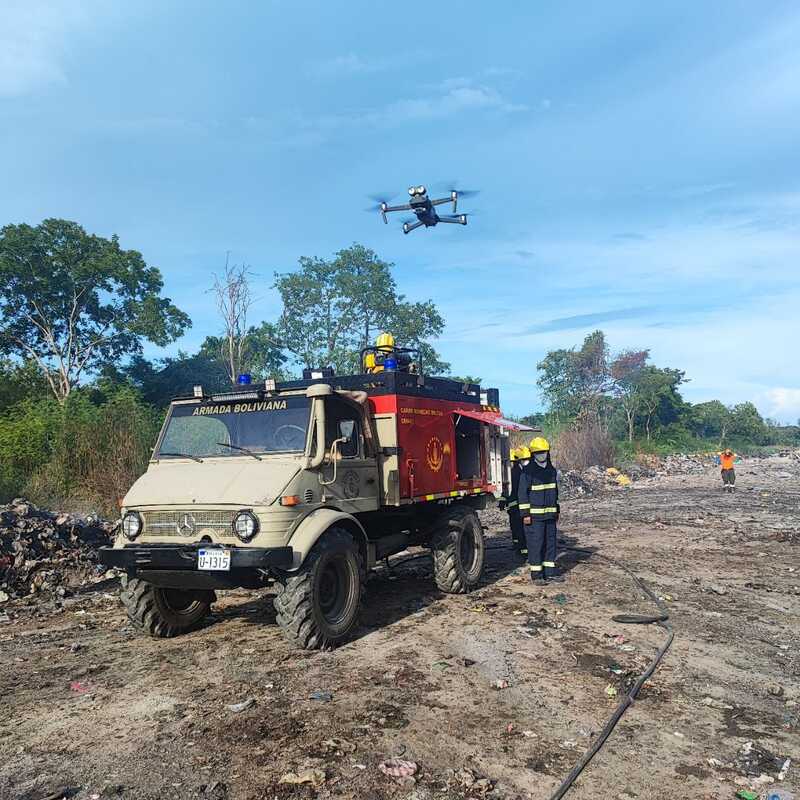 Bomberos forestales de la Armada controlan incendio en Puerto Quijarro