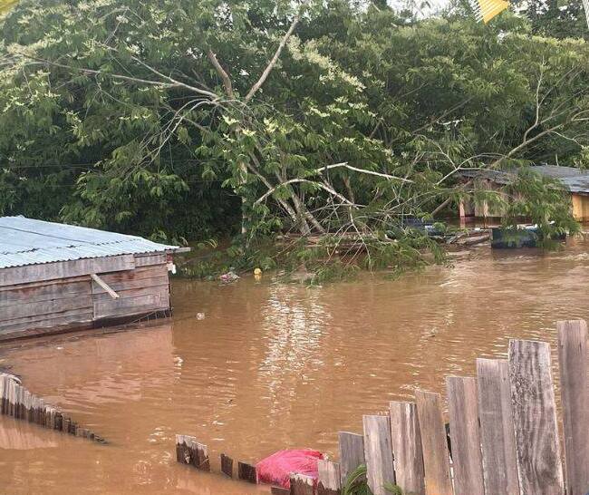 Suben a 100 las familias afectadas por el desborde del arroyo Bahía, 30 fueron evacuadas