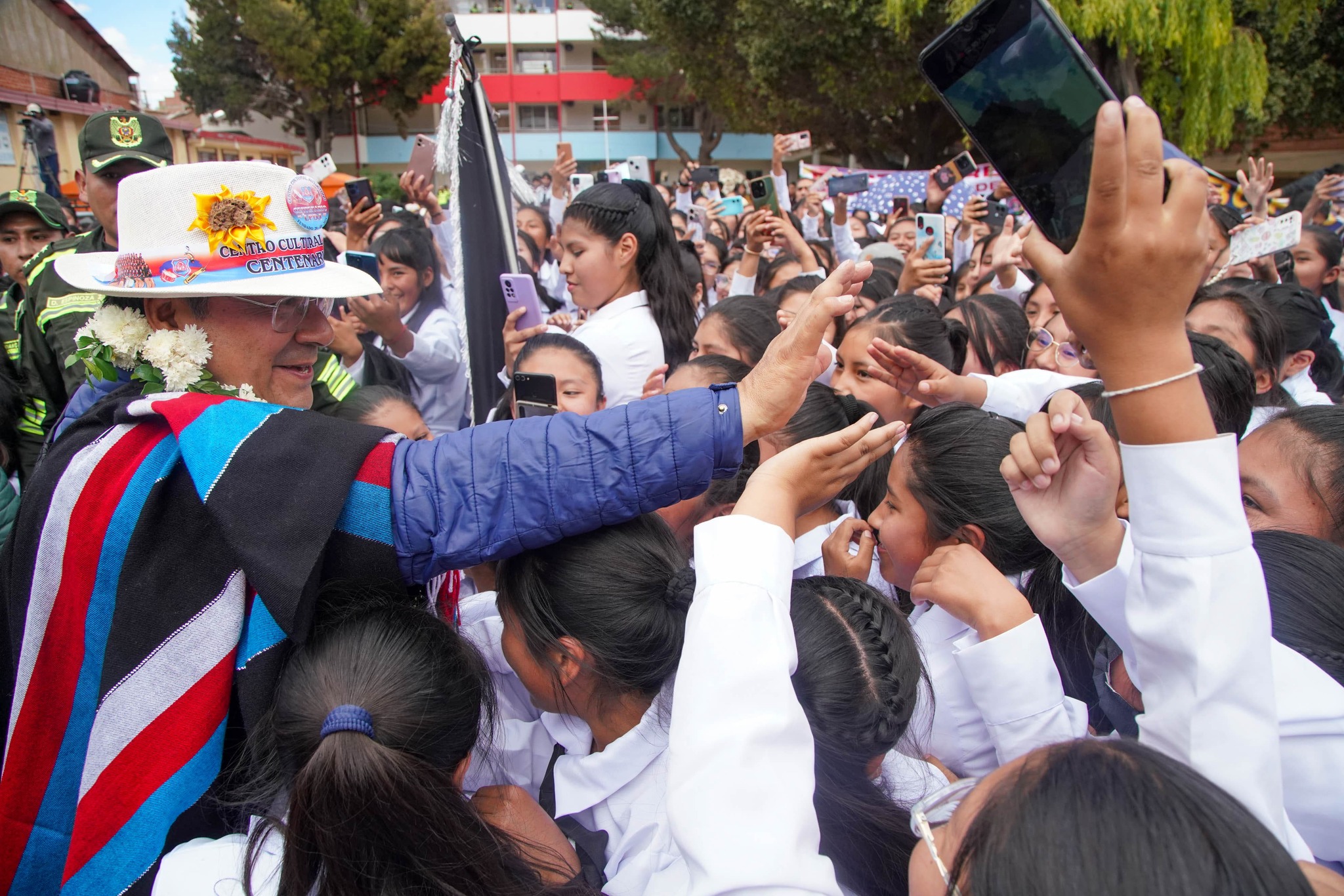 Arce entrega moderna infraestructura de la unidad Educativa Pantaleón Dalence en Oruro