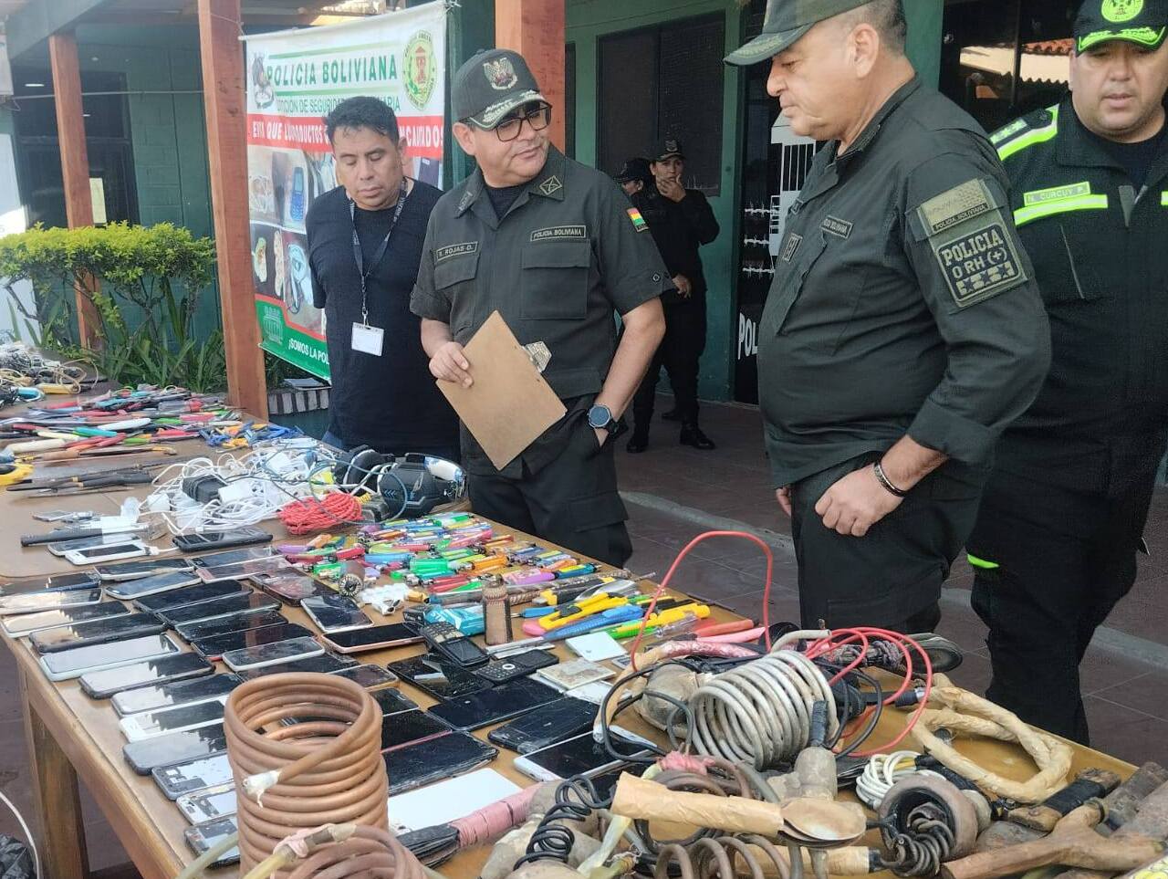Comisan 37 celulares, 70 cuchillos y bebida artesanal durante requisa en la cárcel de Palmasola 