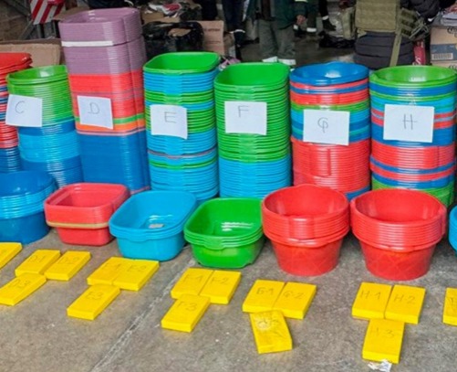 En vía Laja – La Paz intervienen minibús que trasladaba 31 kilos de cocaína camufladas en bañadores