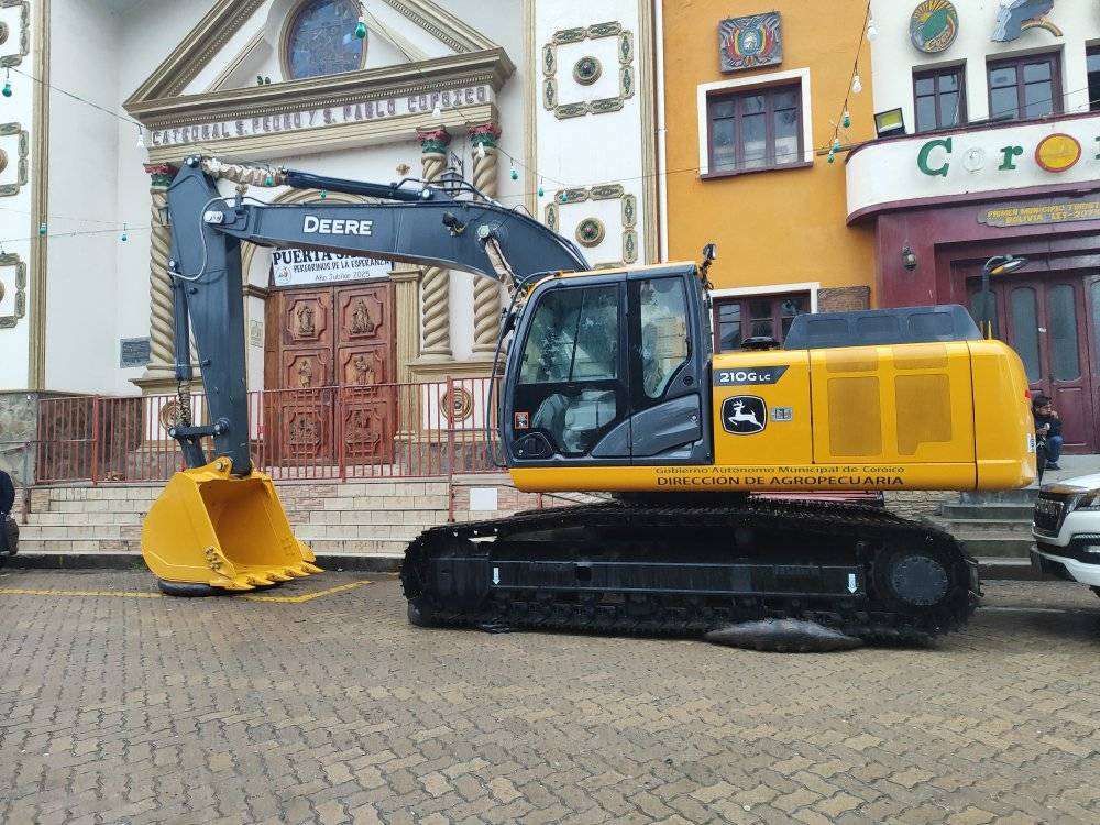 Excavadora hidráulica entregada para fortalecer la producción piscícola en el municipio de Coroico, La Paz. Foto: RRSS