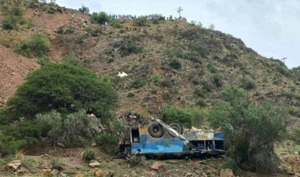 Bus se despeña y deja 28 muertos en Potosí