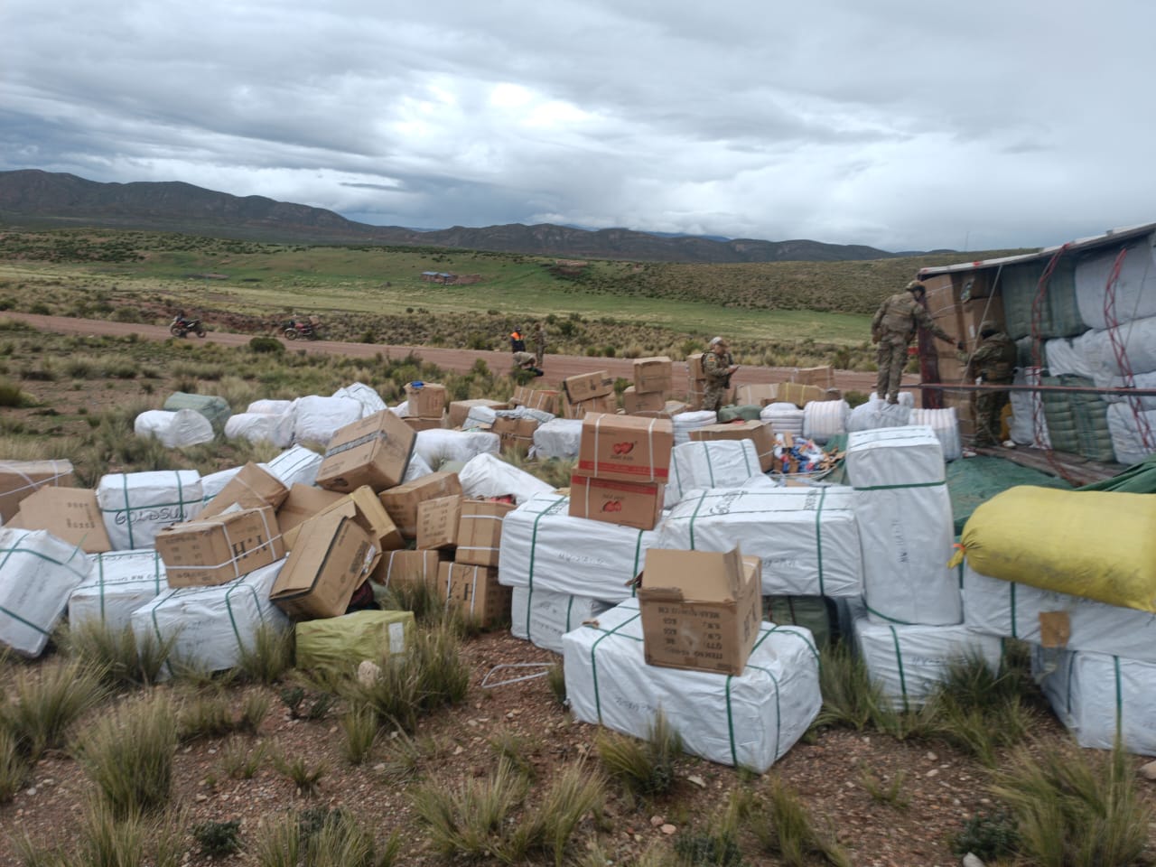 Incautan mercadería ilegal y vehículos por más de Bs 6 millones