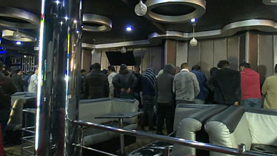 Intervienen local clandestino y arrestan a 60 infractores por consumir bebidas alcohólicas en horas no permitidas 