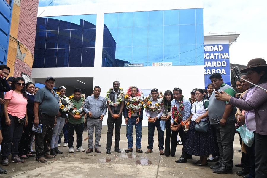 Arce entrega unidad educativa "Eduardo Abaroa” y el Centro Integral de Desarrollo Productivo “Yapuchaña” en Coripata