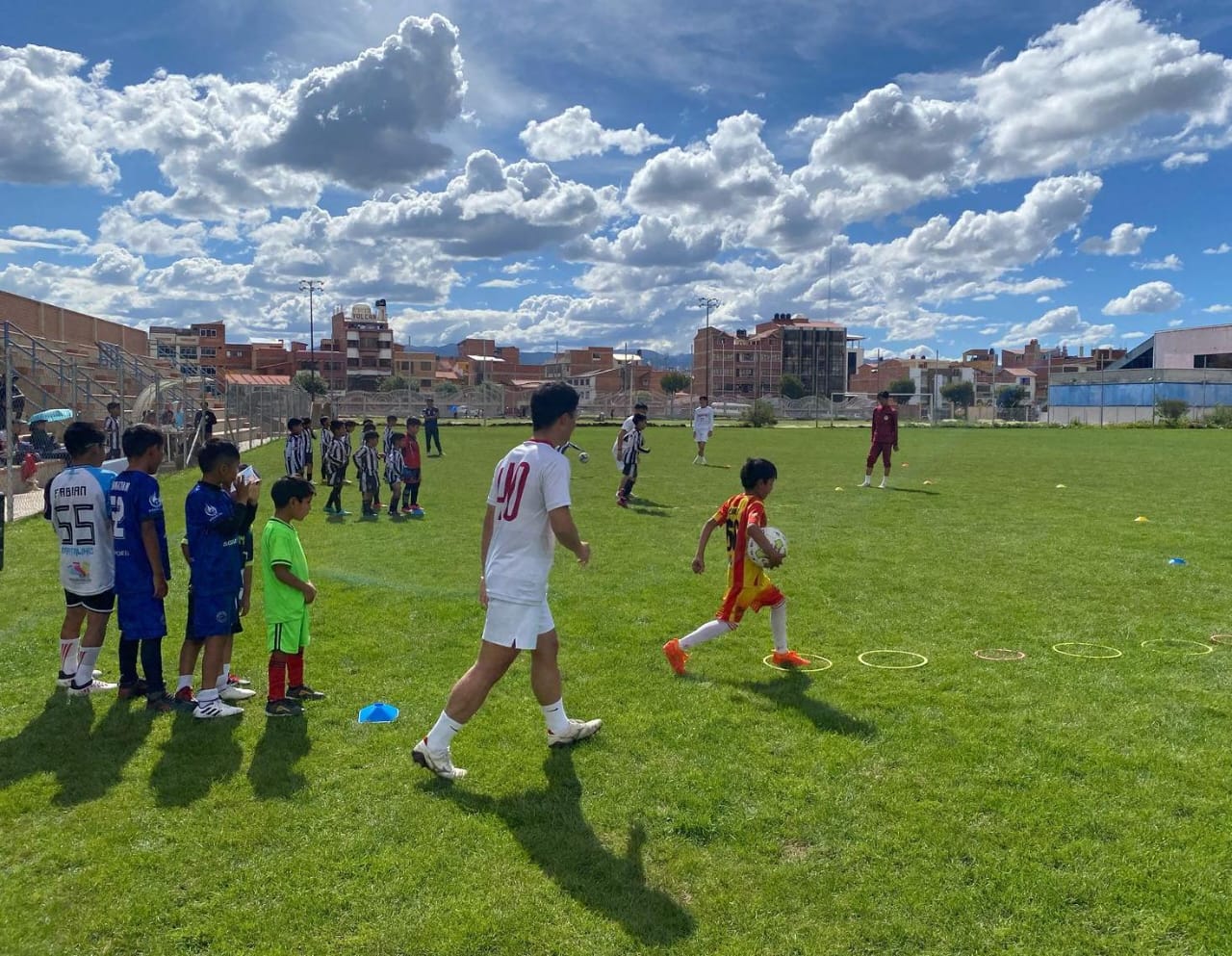 Bolivia y Japón concluyen con éxito la formación de entrenadores de fútbol y béisbol base