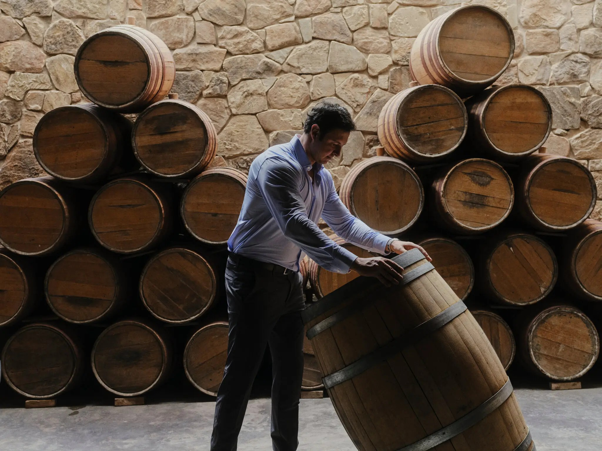 Franz Molina de la Bodega Kuhlmann con barricas de vino, Tarija. Foto: Nick Ballón para The New York Times