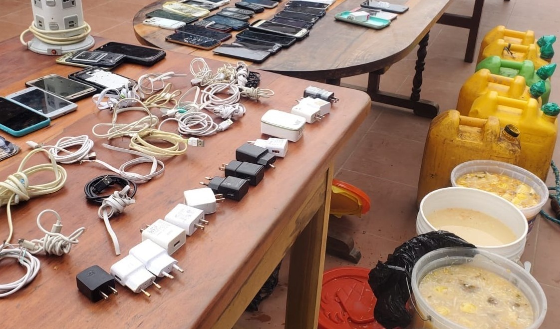 Aíslan a 10 reclusos, comisan armas punzocortantes, bebidas y droga tras requisa sorpresa en Palmasola