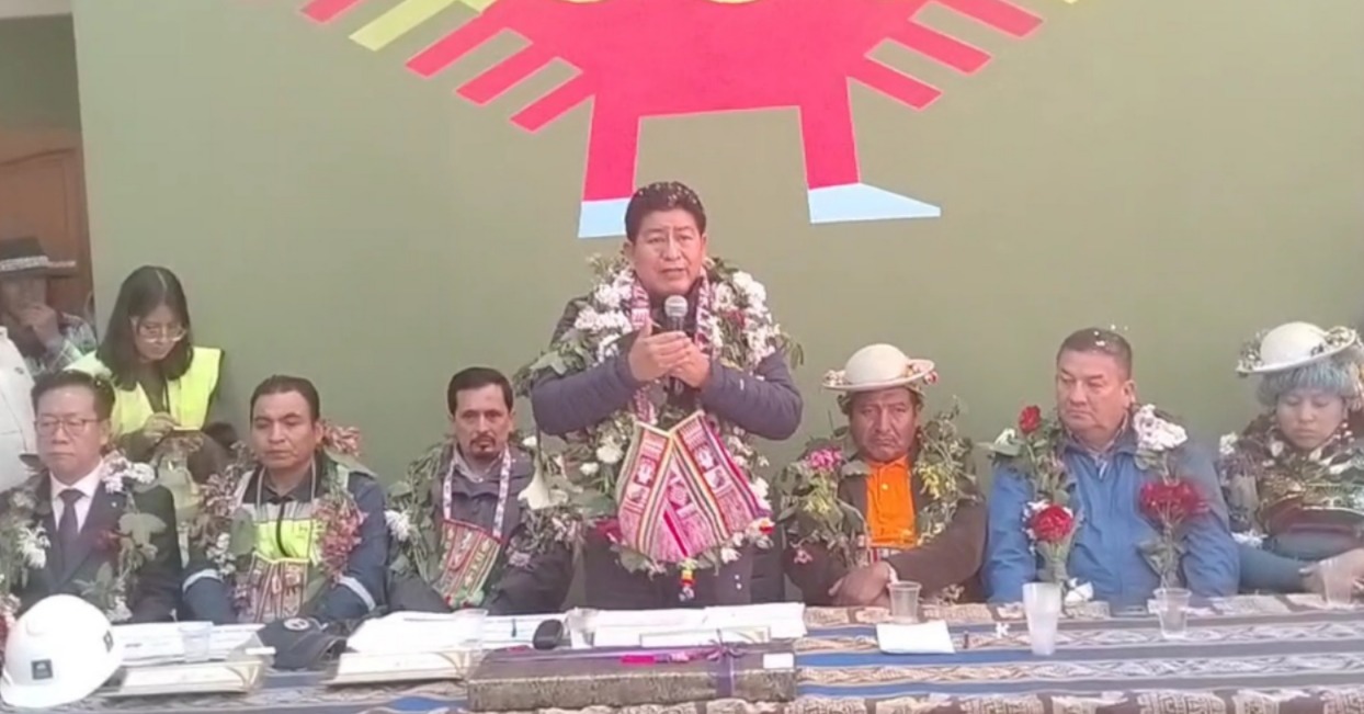 Ministro Montaño pide controlar la construcción del tramo II Pacobamba - Charazani