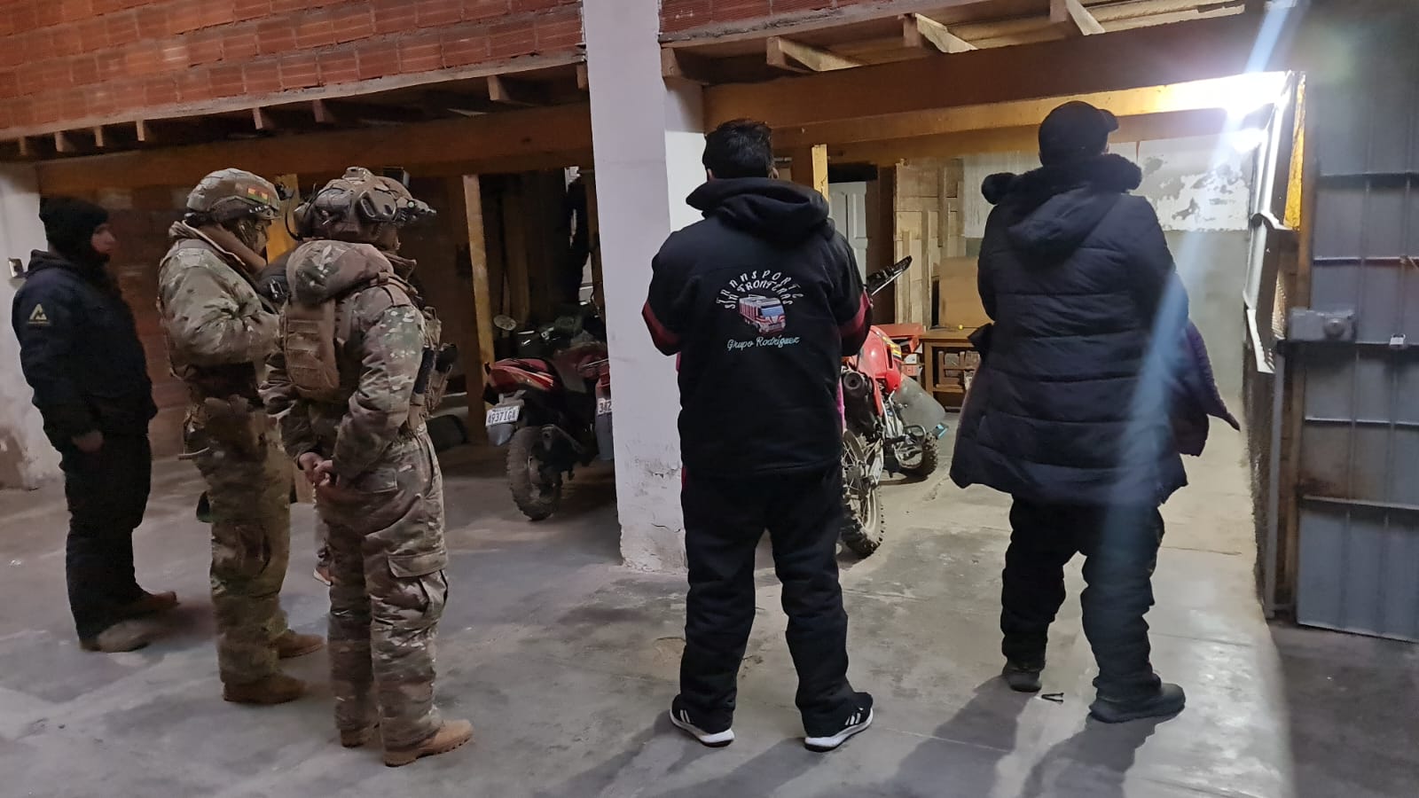 Aprehenden a dos personas por transportar aceite argentino de contrabando en ruta Oruro - La Paz