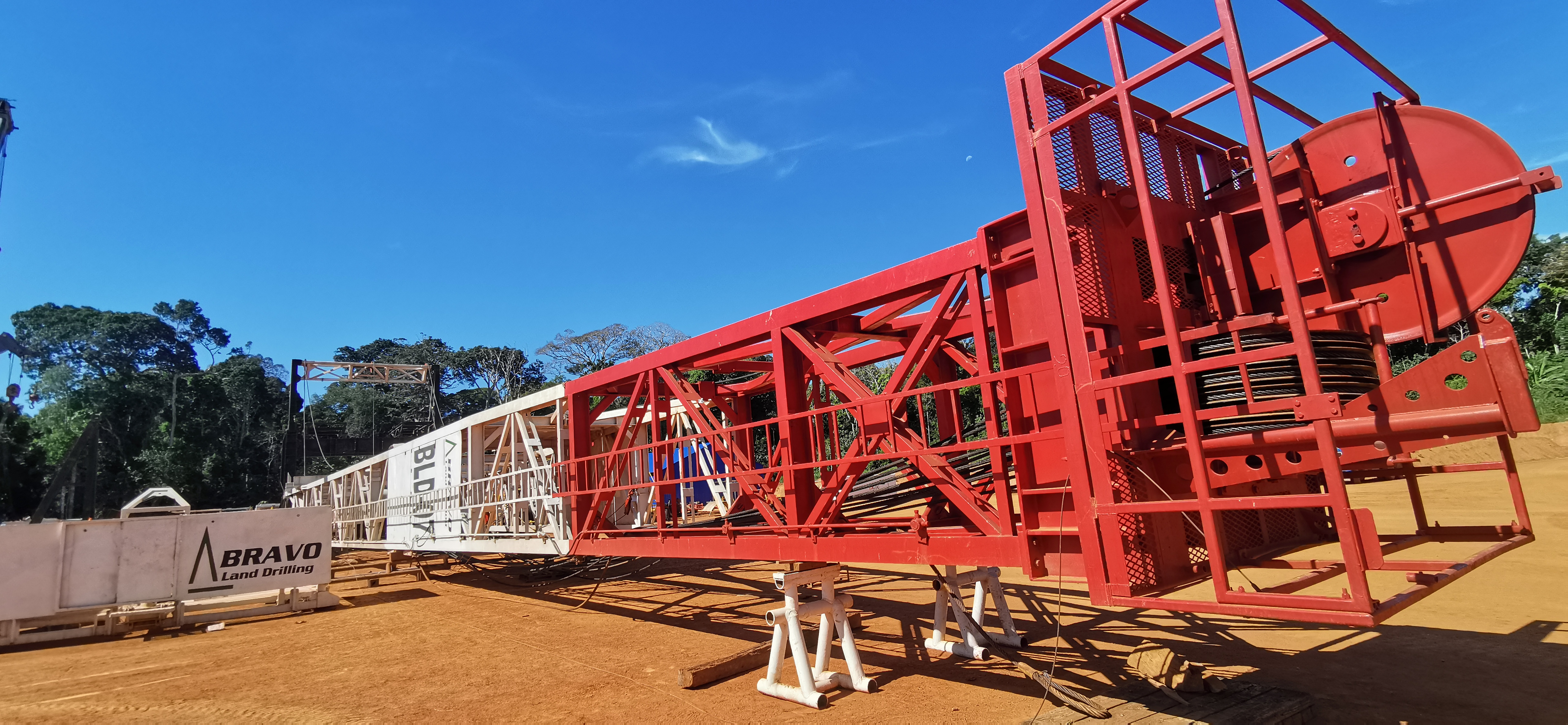 YPFB realiza el montaje de equipo para iniciar la perforación del pozo Tomachi - X1 I.E en Pando 