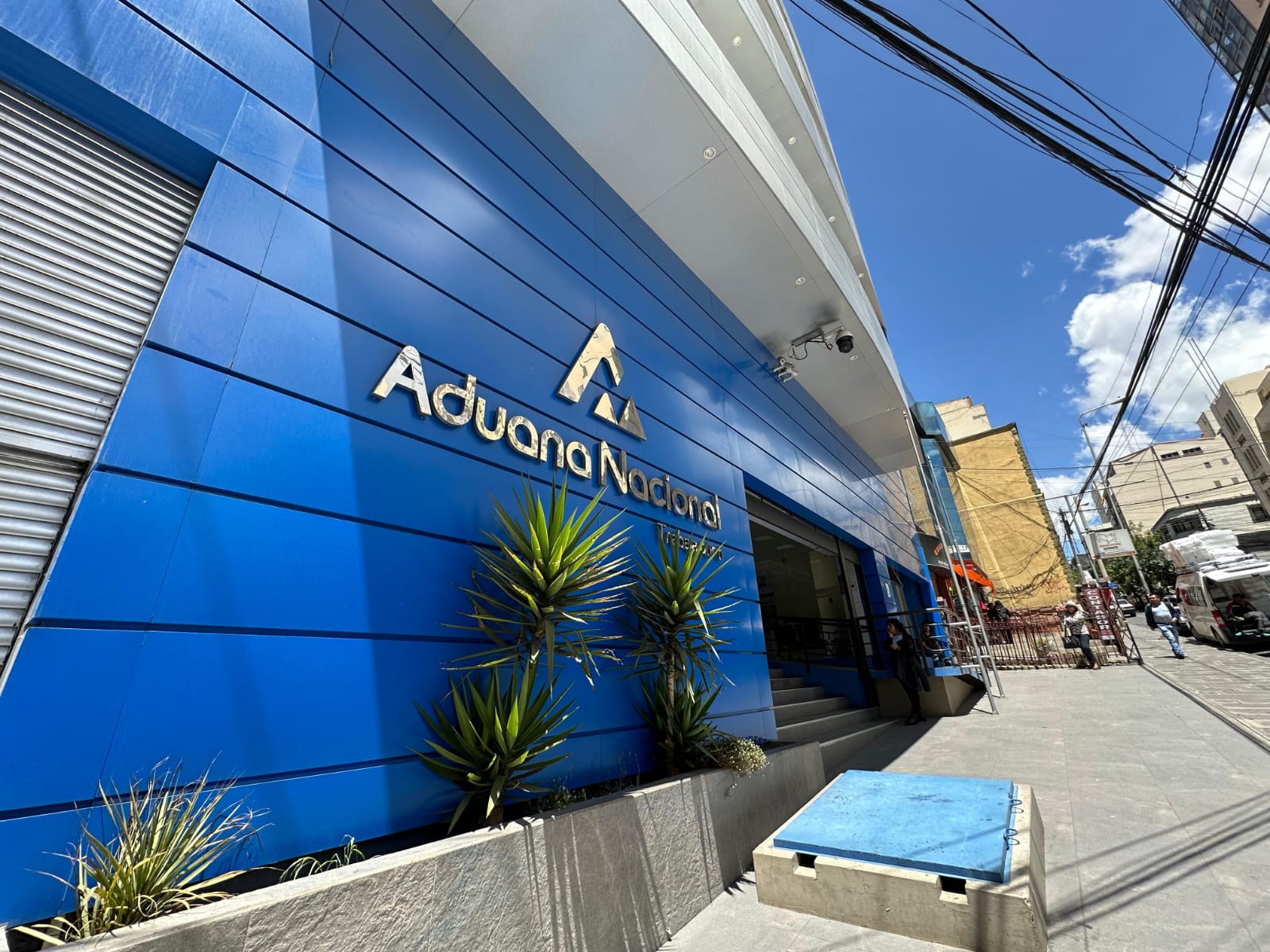 Aduana procesa a responsables de manipulación de carga en el Aeropuerto Internacional de El Alto