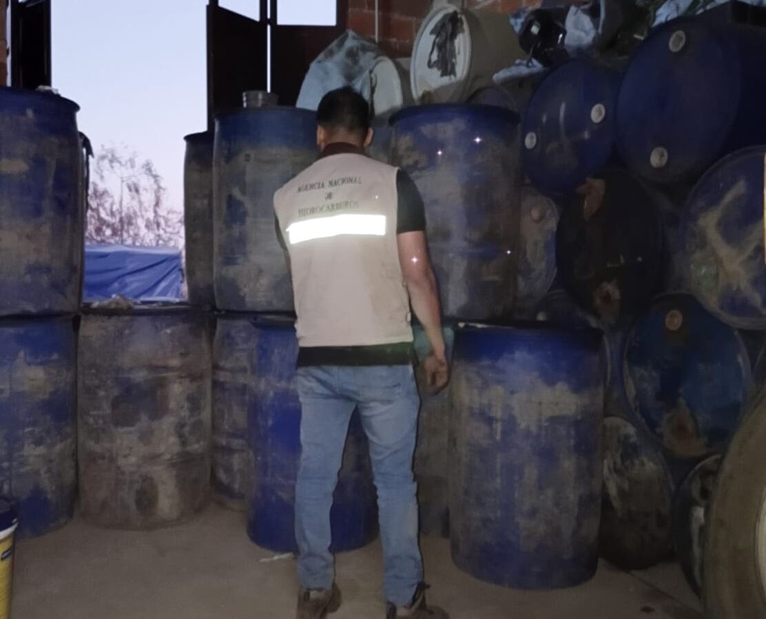 Desbaratan red de acopio ilegal de diésel en Quillacollo y secuestran más de 55 turriles