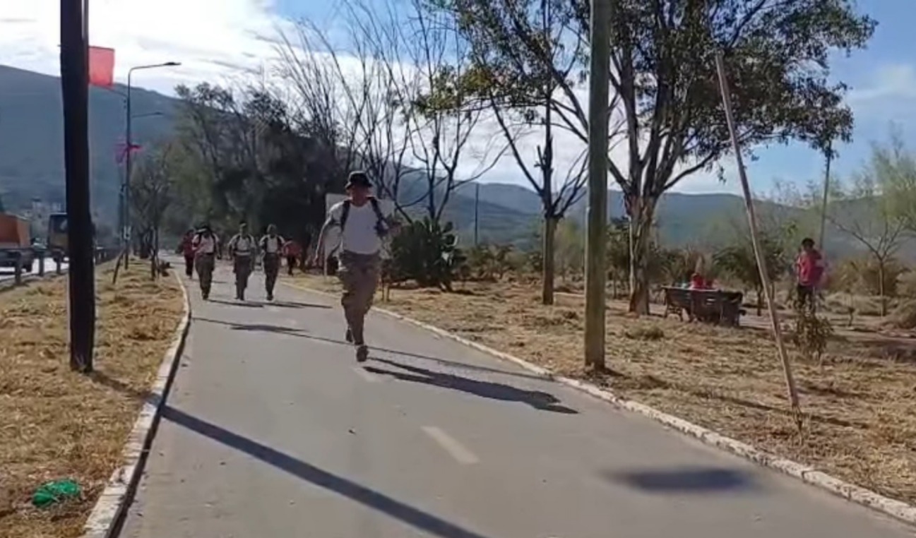 Más de 70 futuros bomberos forestales prueban su resistencia física alrededor de la laguna Alalay