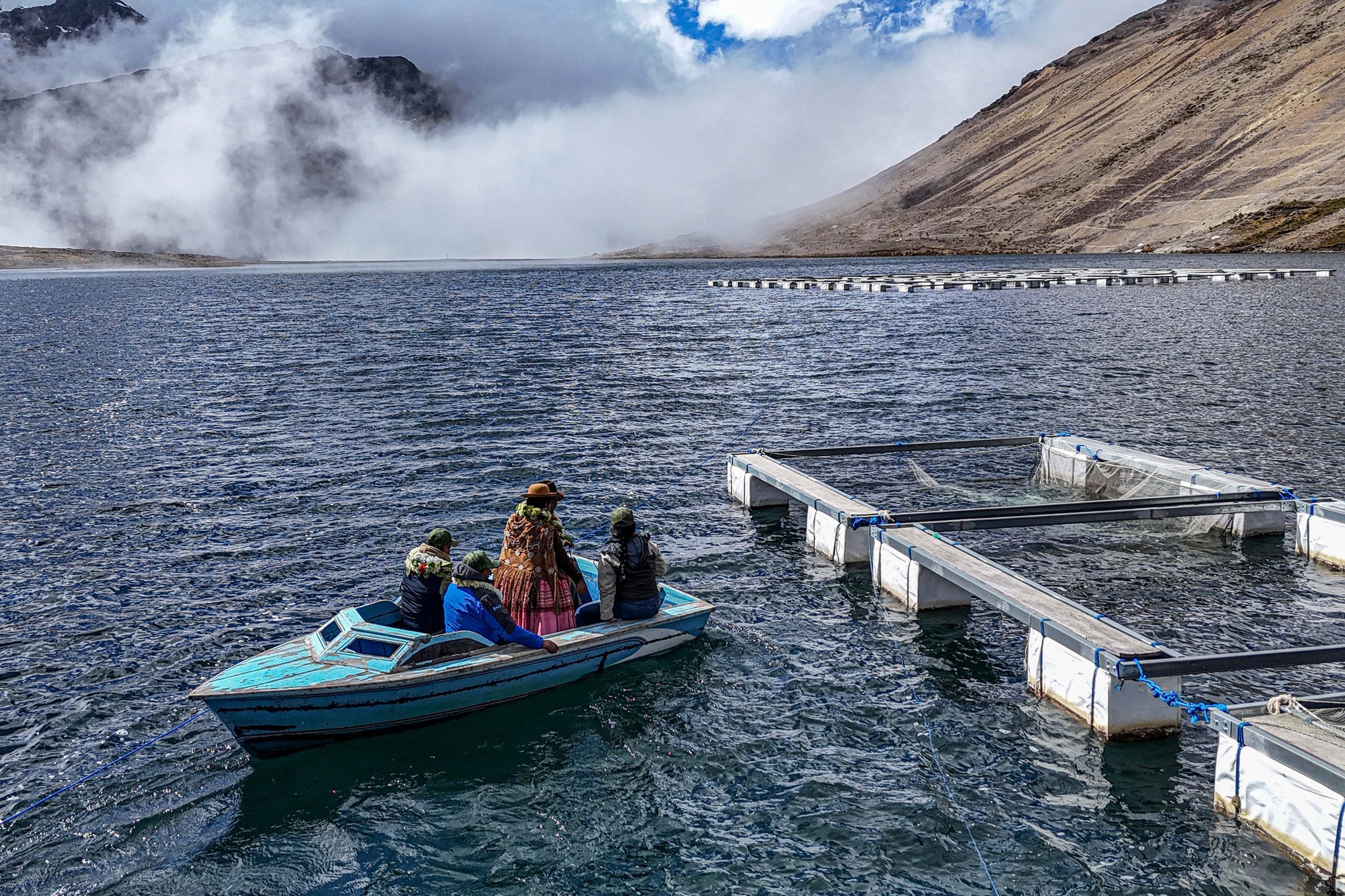Entregan jaulas flotantes e insumos para fortalecer la producción de trucha en Malla