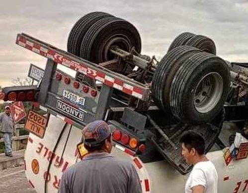 Cisterna vuelca en la carretera a Caranavi y derrama 25.000 litros de diésel