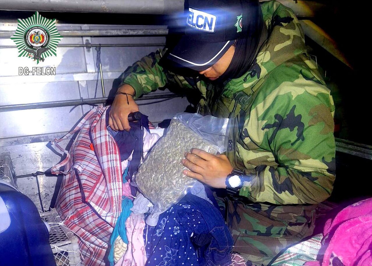 Umopar descubre marihuana camuflada en prendas de vestir en un bus interdepartamental en Cochabamba
