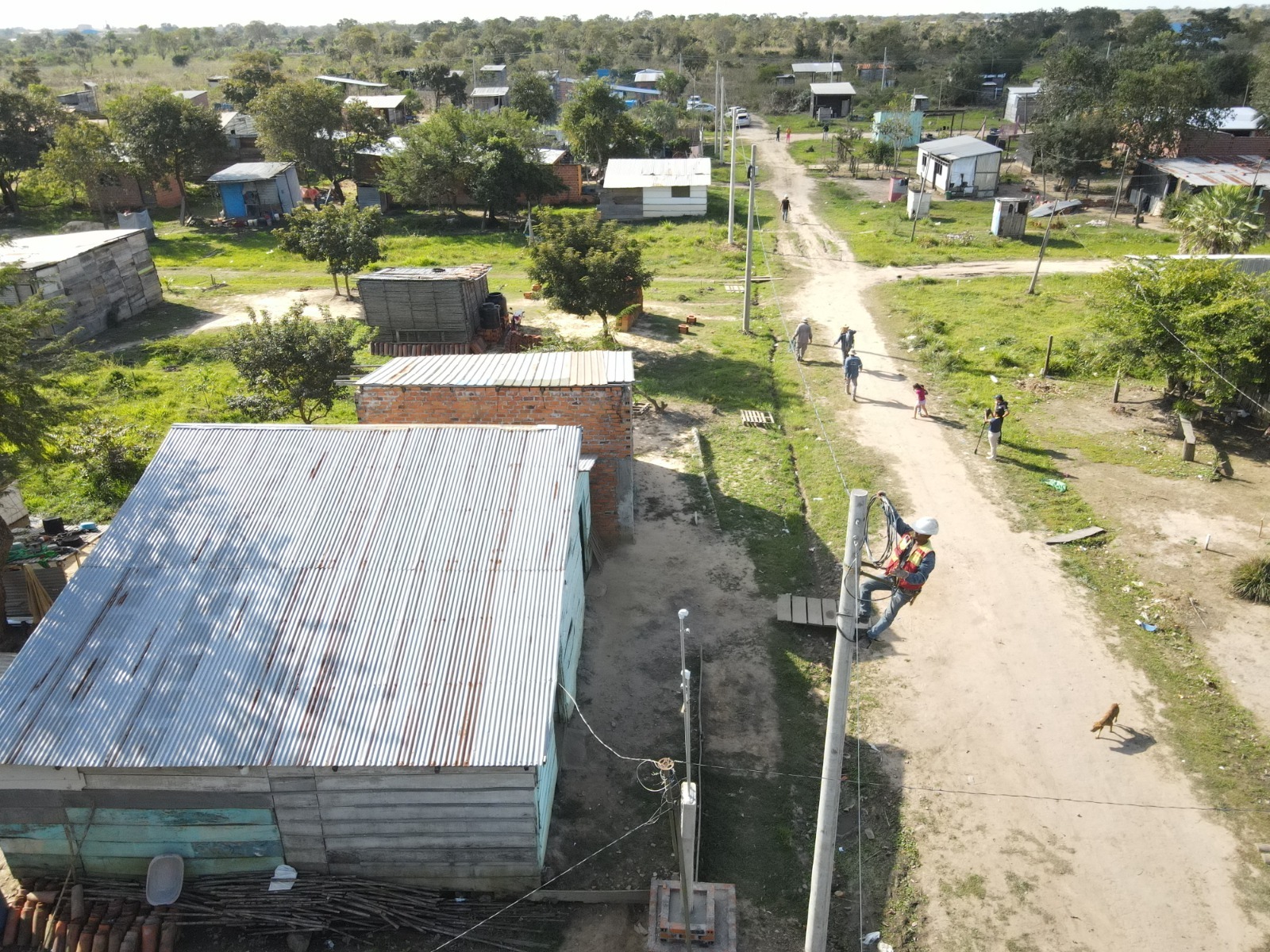 ENDE amplía la red eléctrica para beneficiar a familias de Trinidad