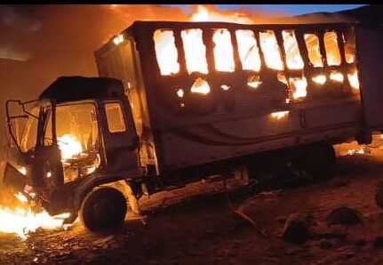 Incineran vehículo con mercadería de contrabando en la frontera con Chile