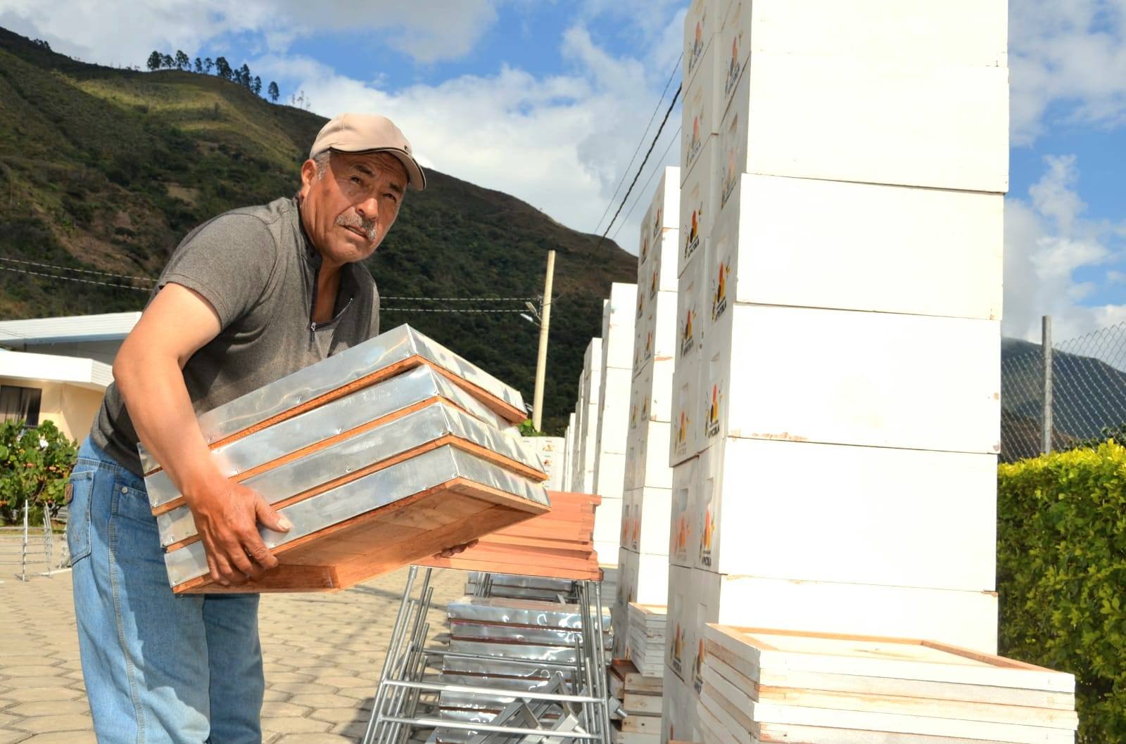 Potencian producción de apicultores de Irupana, Cajuata y Licoma con 330 paquetes tecnológicos