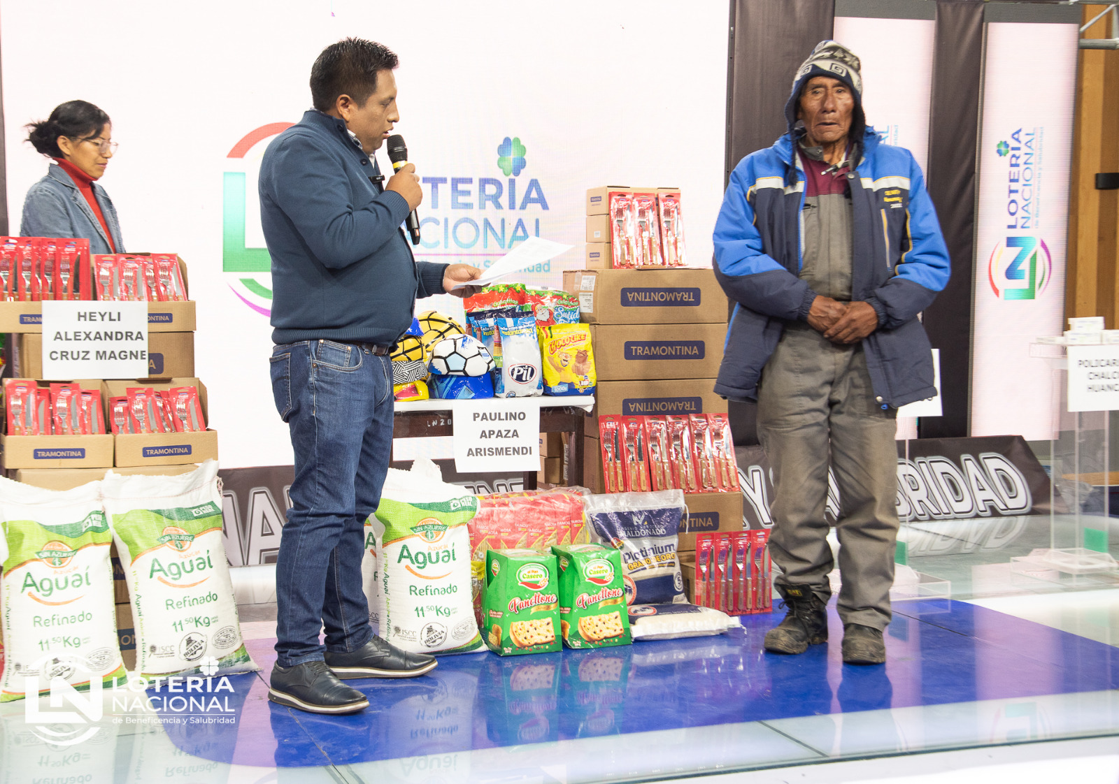 Lotería Nacional colabora con alimentos y medicamentos a 5 familias de La Paz 