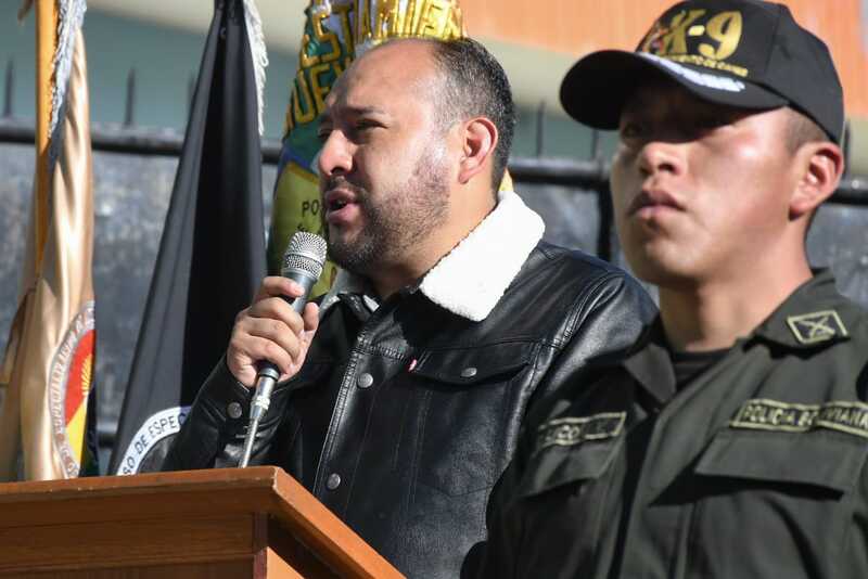 Policía sorprende a funcionario de diputada Gladys Quispe tomando fotografías a lugar de material electoral 