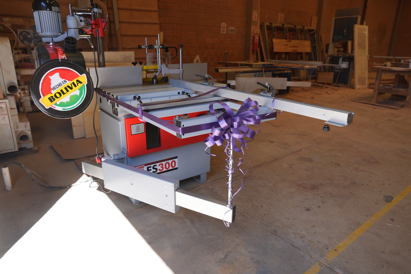 En El Alto entregan maquinaria para centros que capacitan a mujeres en madera y textiles