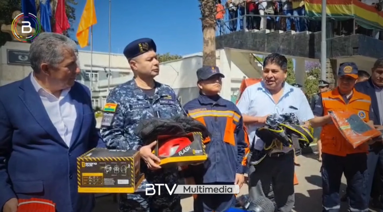 Gobierno entrega equipamiento para bomberos forestales y equipos de rescate