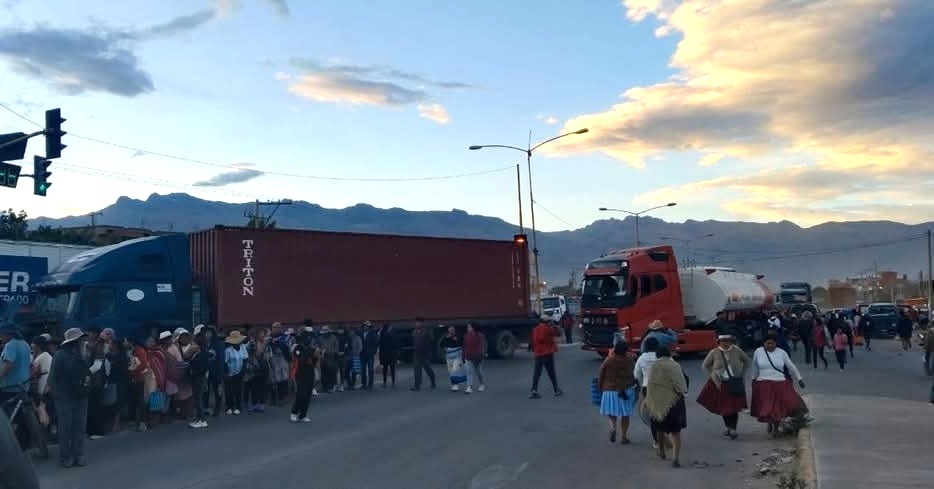 Evistas bloquean carreteras en Sipe Sipe, Mizque y Vacas, afectan tráfico hacia el occidente