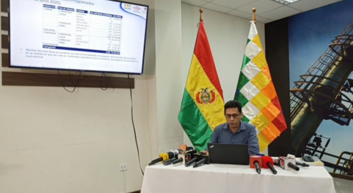 YPFB prevé descarga de cerca de 100 millones de litros de combustibles entre el viernes y lunes tras descenso de oleaje en Arica