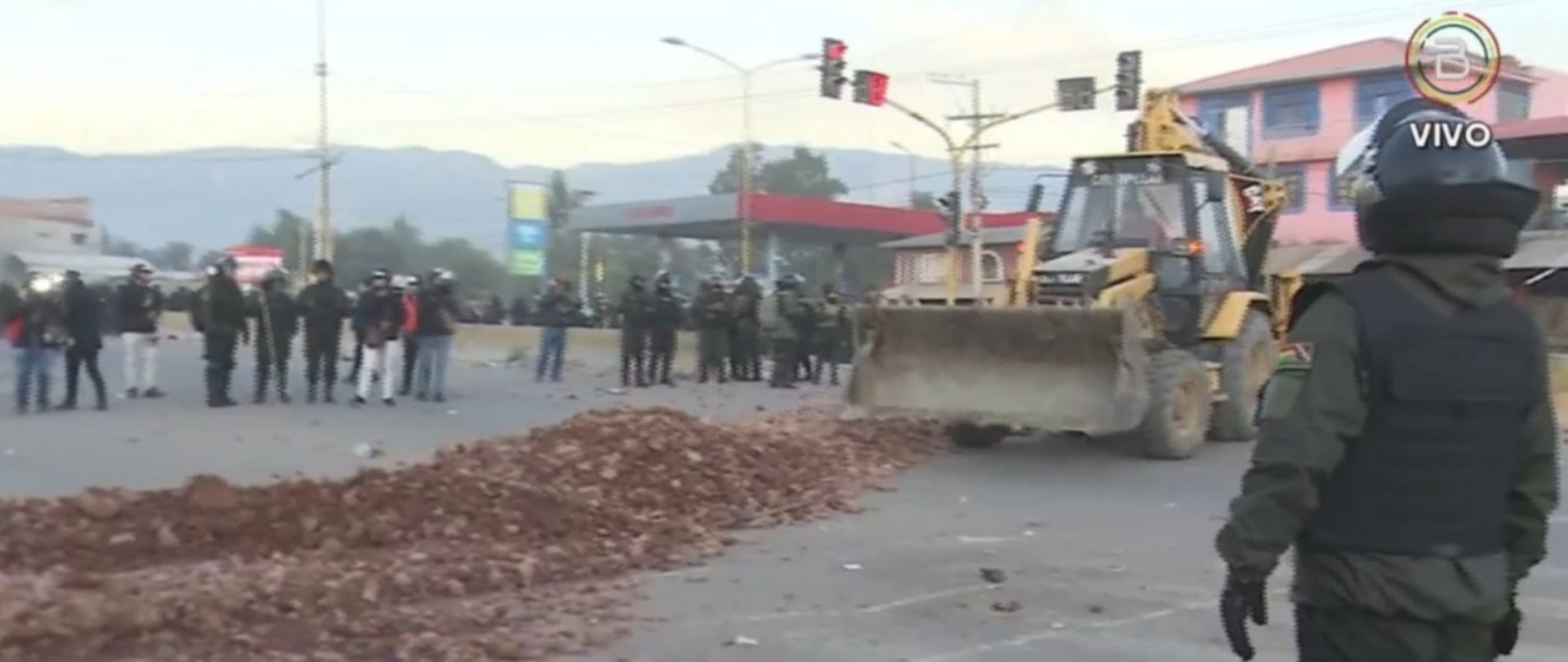 Policía despeja punto de bloqueo “evista” en carretera en Sipe Sipe