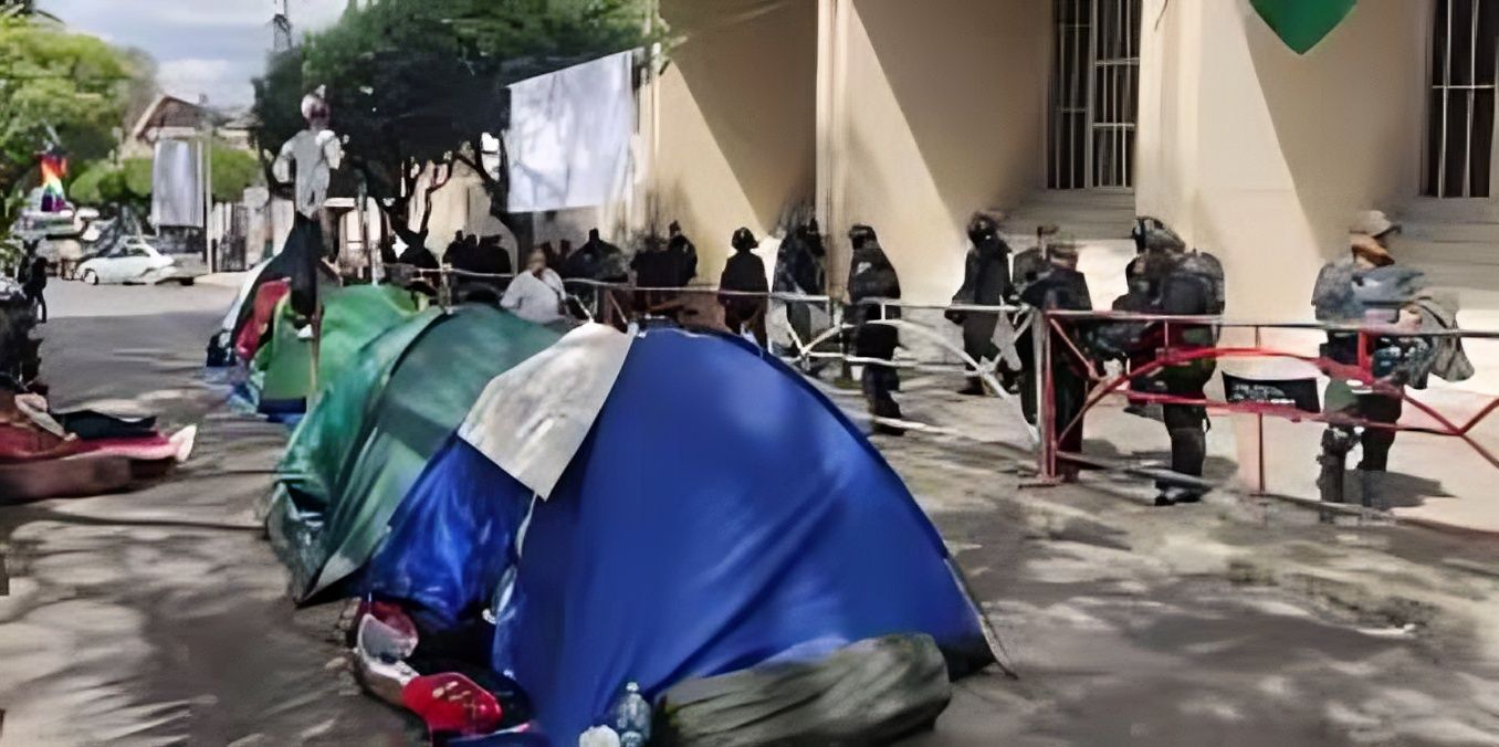 En Sucre atacan con explosivos la sede del TCP, hay dos detenidos