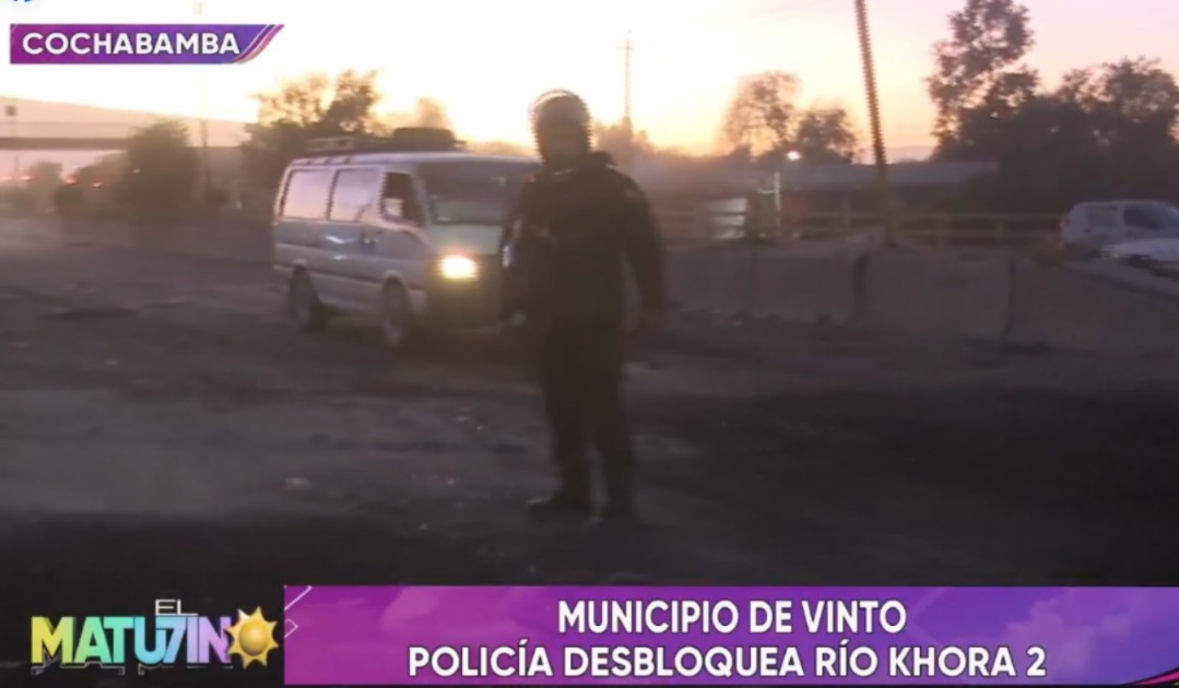 Policía despeja bloqueo “evista” en Vinto y transitabilidad vuelve a la normalidad
