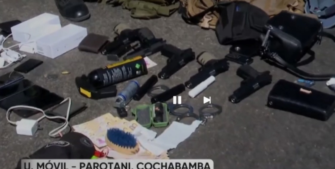 Capturan a siete personas que portaban cinco armas, uniformes policiales y placas falsas en Parotani