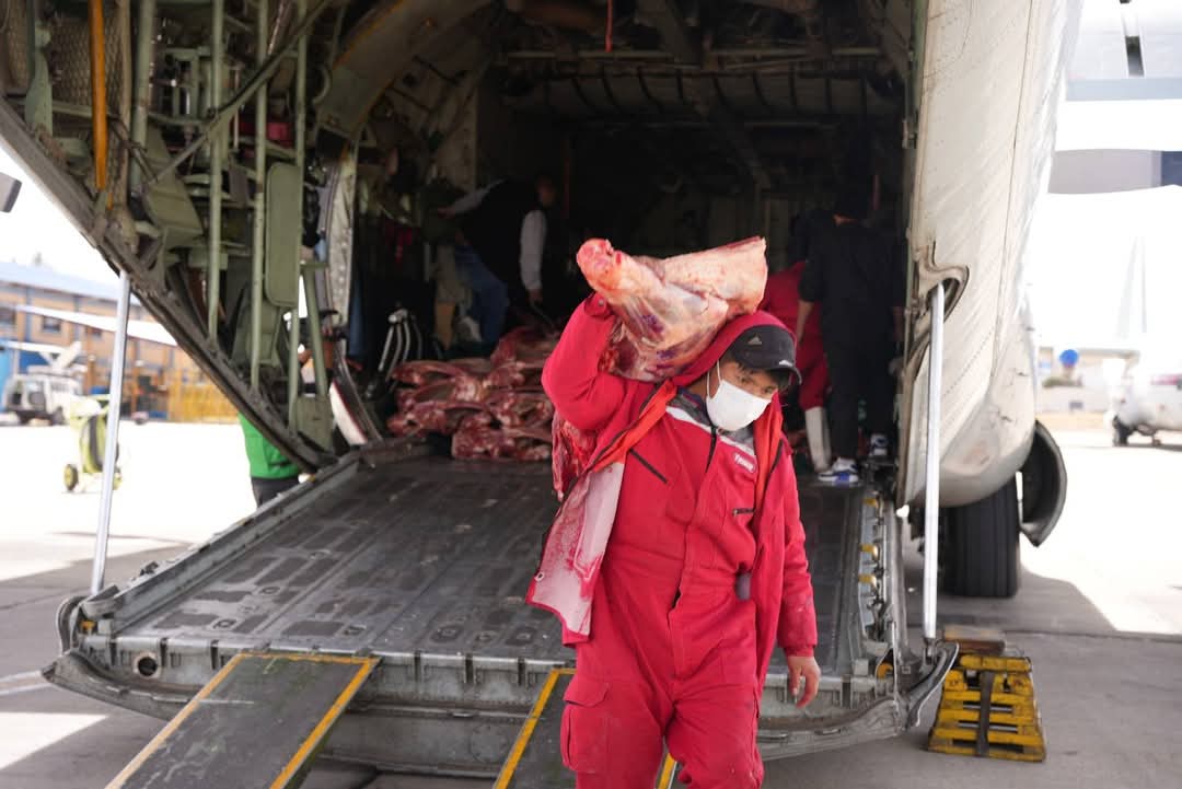 Ministro anuncia que puente aéreo de alimentos a La Paz será continuo y permanente