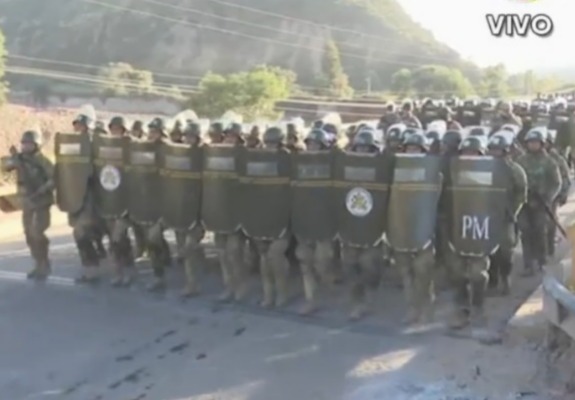 Militares y policías avanzan hacia Sayari para desbloquear ruta al occidente